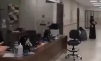 نماز خواندن یک زن در میان زلزله شب گذشته ترکیه