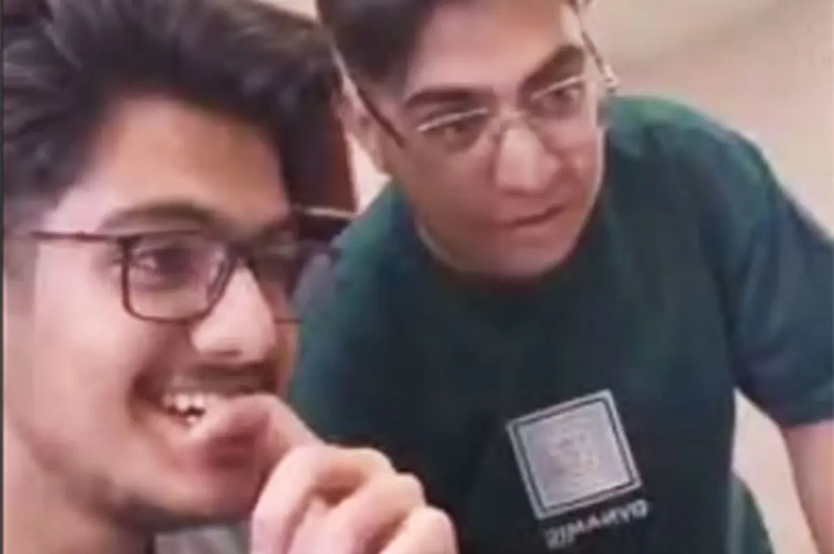 شادی رتبه ۶ کنکور تجربی در کنار دوستانش