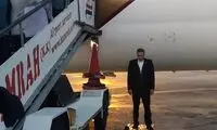 نماز خواندن خلبان در کنار هواپیما پیش از پرواز