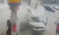 خونسردی کارگر جایگاه سوخت پس از انفجار خودرو