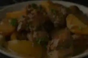 طرز تهیه مرغ و سیب‌زمینی خامه‌ای همراه با سس غلیظ و لطیف