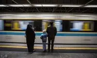 ژست عجیب یک مسافر در متروی تهران