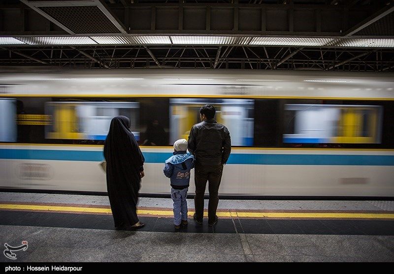 ژست عجیب یک مسافر در متروی تهران