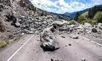 له شدن دو خودرو شاسی بلند زیر سنگ غول پیکر