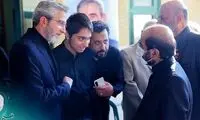 تصویر نوه رهبر شهید در یک مراسم ختم