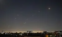 ویدیوی صابرین‌نیوز از فلر زدن یک جنگنده در آسمان تهران