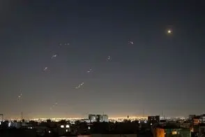 ویدیوی صابرین‌نیوز از فلر زدن یک جنگنده در آسمان تهران