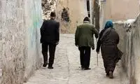 عکسی از عاشقانه بامزه یک زن و مرد مسن در خیابان