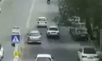 سقوط وحشتناک و ناگهانی تیر برق وسط جاده