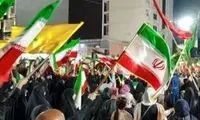 حضور یک زن در تجمع شبانه تهران با طوطی سبز 
