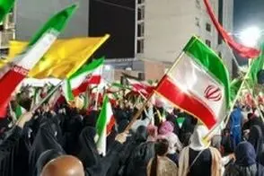 حضور یک زن در تجمع شبانه تهران با طوطی سبز 