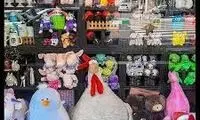 عکسی از یک نوشته بامزه در مغازه عروسک فروشی