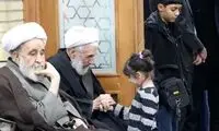 بوسیدن دست کاظم صدیقی در مراسم یادبود پسرش