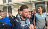 بوسه غافلگیرکننده بر گردن منیر الحدادی در اهواز