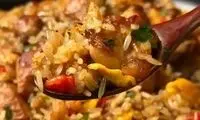 طرز تهیه برنج سرخ‌شده با مرغ و سیر؛ غذای خانگی خوشمزه و آسان