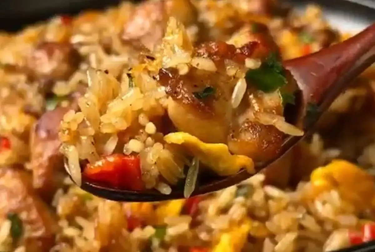 طرز تهیه برنج سرخ‌شده با مرغ و سیر؛ غذای خانگی خوشمزه و آسان