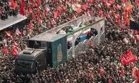 نمایش خودروی تشییع رهبر انقلاب در تجمعات خیابانی