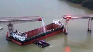 برخورد هولناک کشتی غول‌پیکر به یک پل در چین