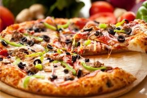 سرعت زیاد یک کارگر پاکستانی در برش پیتزا