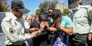 لحظه دستگیری ۷ نفر از اراذل قمه‌کش در ارومیه