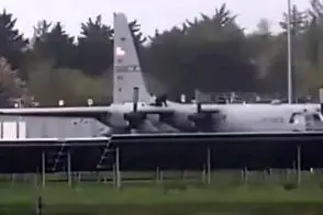 حمله با چکش به هواپیمای نظامی C130 آمریکا!