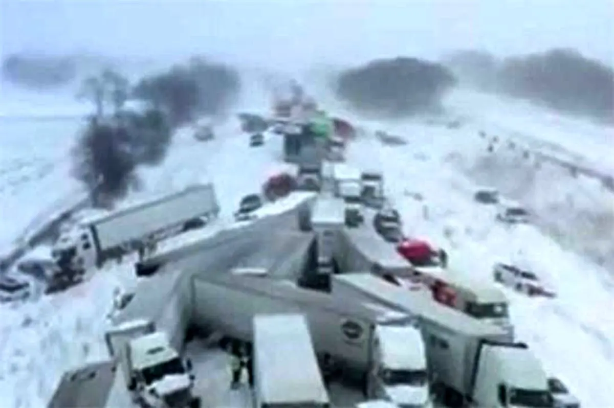 تصادف زنجیره‌ای ۱۰۰ خودرو در برف خبرساز شد