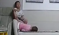 نجات معجزه‌آسا یک نوزاد از سقوط توسط برادرش!