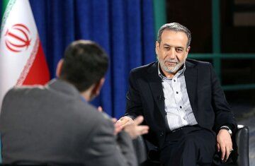 عکس جوانی عراقچی در دوران جنگ با لباس رزم