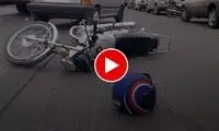 لحظه تکان‌دهنده زیر گرفتن موتورسوار توسط وانت!