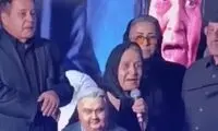 رونمایی از تندیس اکبر عبدی توسط مادرش