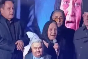 رونمایی از تندیس اکبر عبدی توسط مادرش