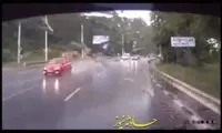  سُرخوردن ترسناک یک تریلی در جاده بارانی