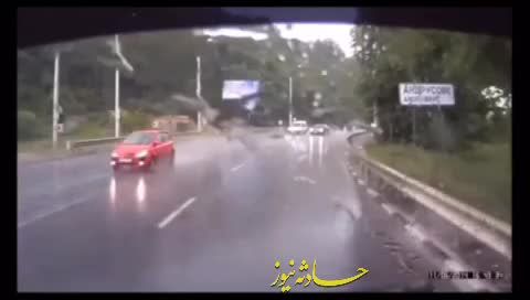  سُرخوردن ترسناک یک تریلی در جاده بارانی