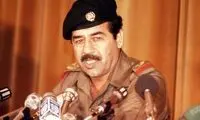 صدام در حال قایق‌سواری به همراه فرزندانش؛ دهه ۵۰
