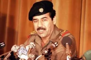 صدام در حال قایق‌سواری به همراه فرزندانش؛ دهه ۵۰