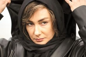تیپ خودمانیِ هانیه توسلی در پشت‌صحنه سریال کنکل