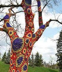 لباس قشنگی که شهرداری مشهد بر تن درختان کرد!