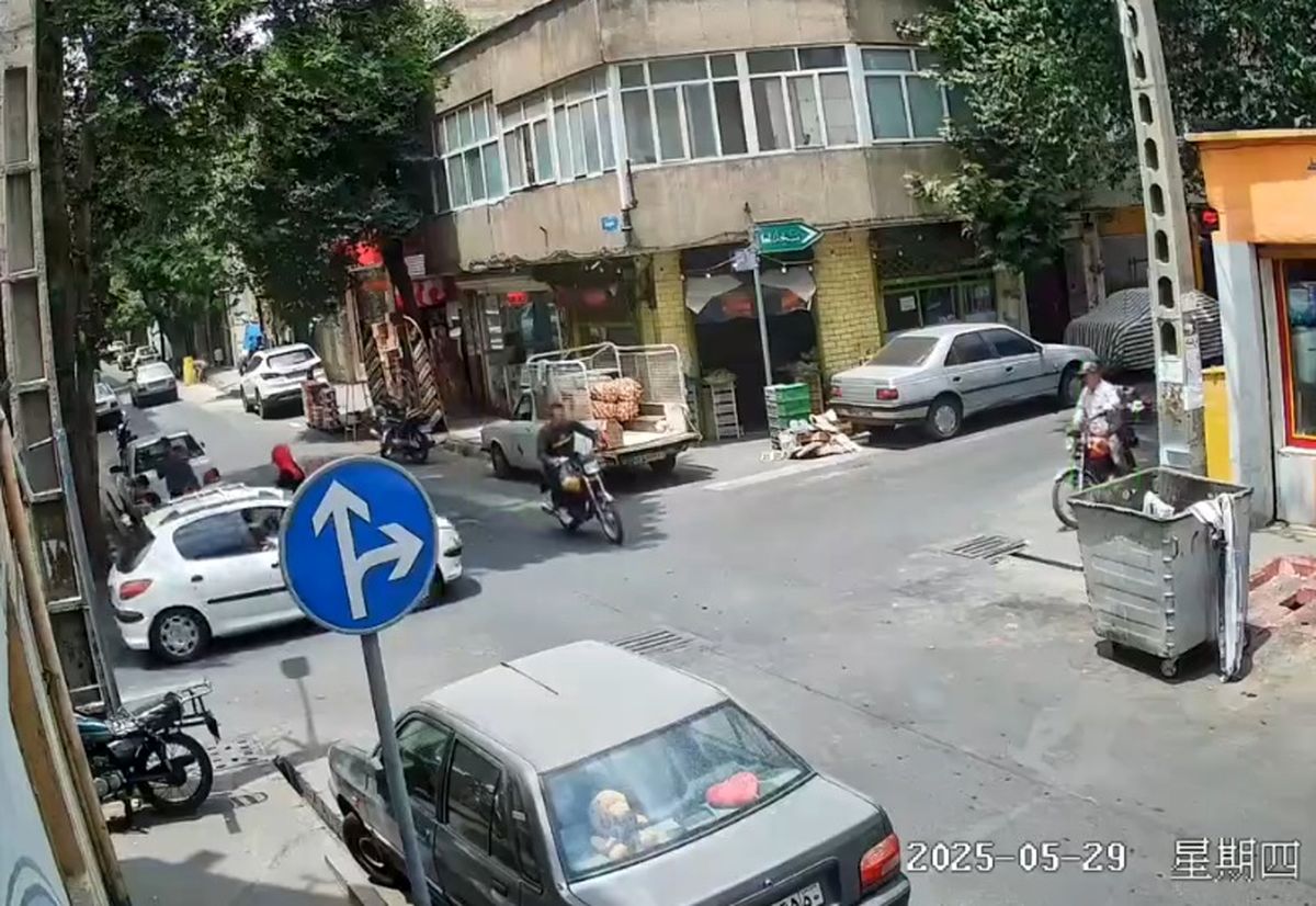 برخورد وحشتناک یک موتور با پژو ۲۰۶ در تهران
