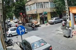 برخورد وحشتناک یک موتور با پژو ۲۰۶ در تهران