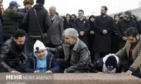 گریه‌های تلخ فرزندان شهرام عبدلی در مراسم تشییع پیکر پدر