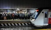 قاب متفاوت از یک سرباز در مترو تهران