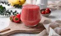 طرز تهیه اسموتی گریپ فروت با موز و توت فرنگی