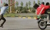 حمله شجاعانه یک عابر پیاده به دو سارق موتورسوار