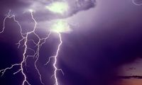  لحظه برخورد هولناک صاعقه به سر یک مرد