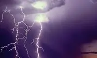  لحظه برخورد هولناک صاعقه به سر یک مرد