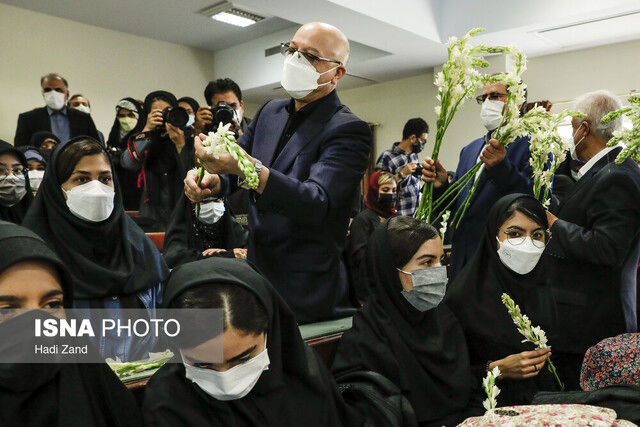 هیچ کجای دنیا با لباس مهمانی به دانشگاه نمی‌روند!