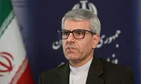 برگزاری نشست خبری سخنگو وزارت خارجه در مدرسه‌ای آسیب‌دیده