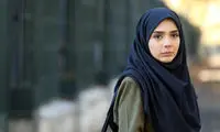 سلفی یاسمن لحظه گرگ‌ومیش با گوشی لاکچری‌اش