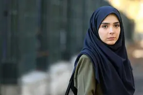 سلفی یاسمن لحظه گرگ‌ومیش با گوشی لاکچری‌اش
