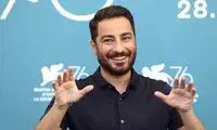تیپ اسپرت و خاص نوید محمدزاده در یک نمایش